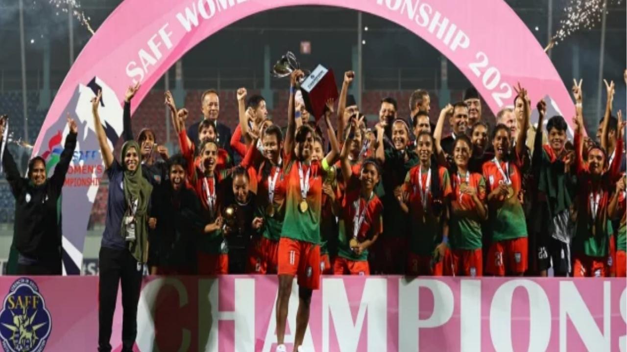 ছাদখোলা বাসে চ্যাম্পিয়ন নারীদের বাফুফে যাত্রা