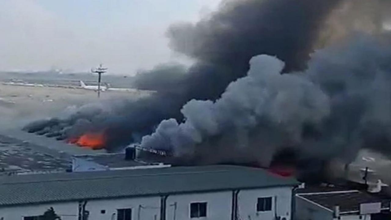 শাহজালাল আন্তর্জাতিক বিমানবন্দরের কার্গো ভিলেজে আগুন নিয়ন্ত্রণে কাজ করছে ফায়ার সার্ভিস ও সেনা-নৌবাহিনী সদস্যরা